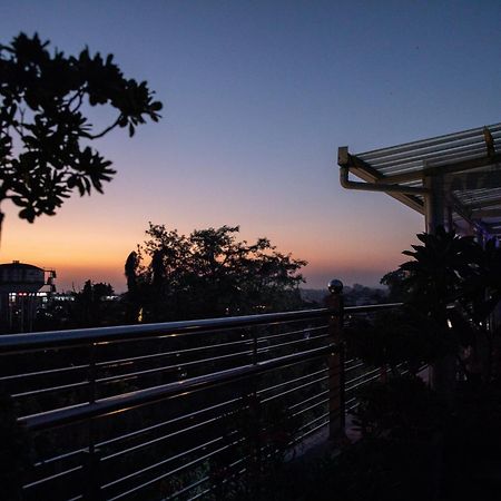 Hotel Alaya Dehradun Buitenkant foto