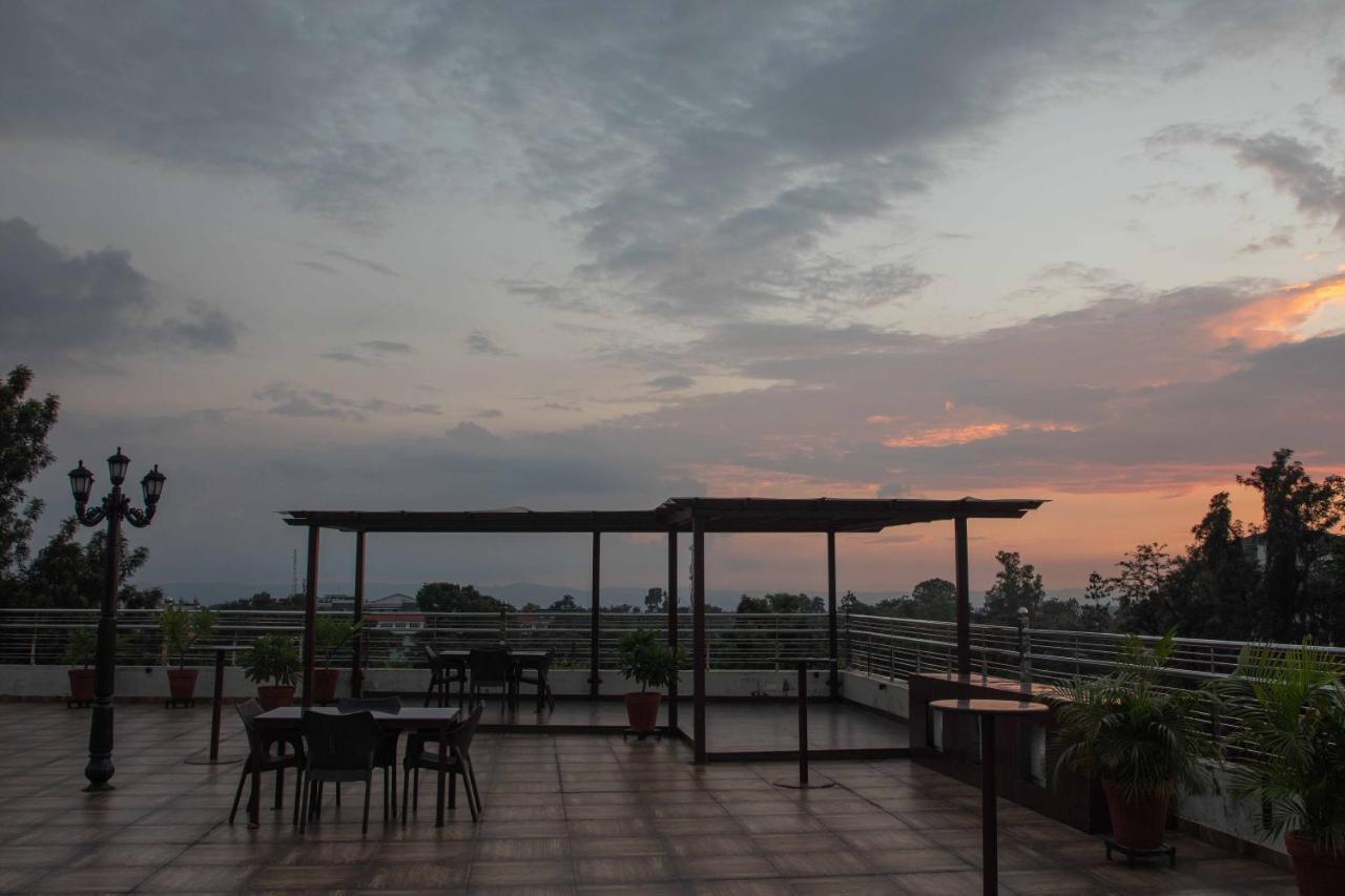 Hotel Alaya Dehradun Buitenkant foto