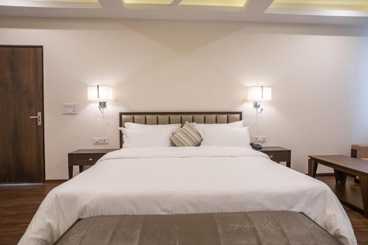 Hotel Alaya Dehradun Buitenkant foto