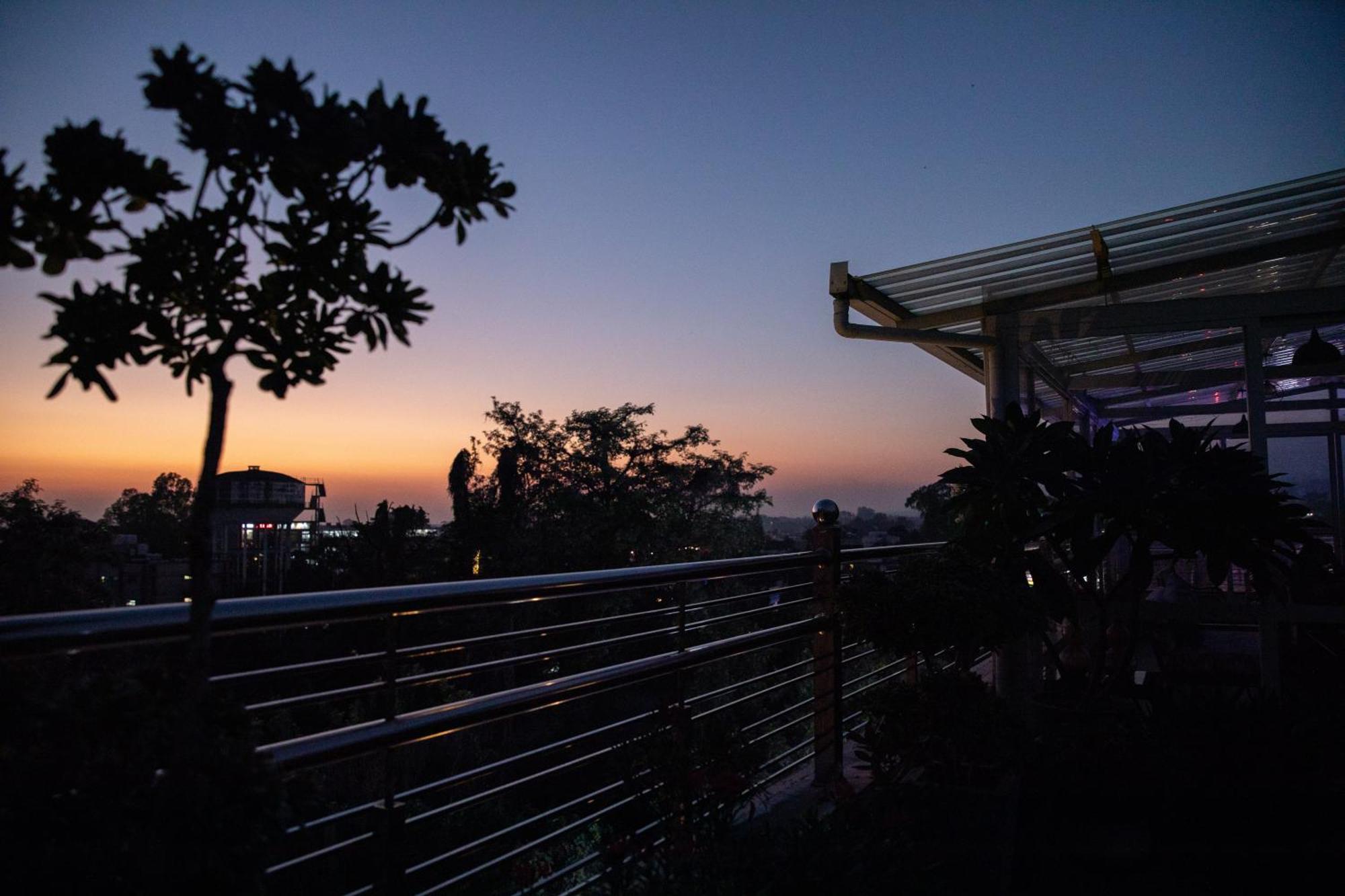 Hotel Alaya Dehradun Buitenkant foto