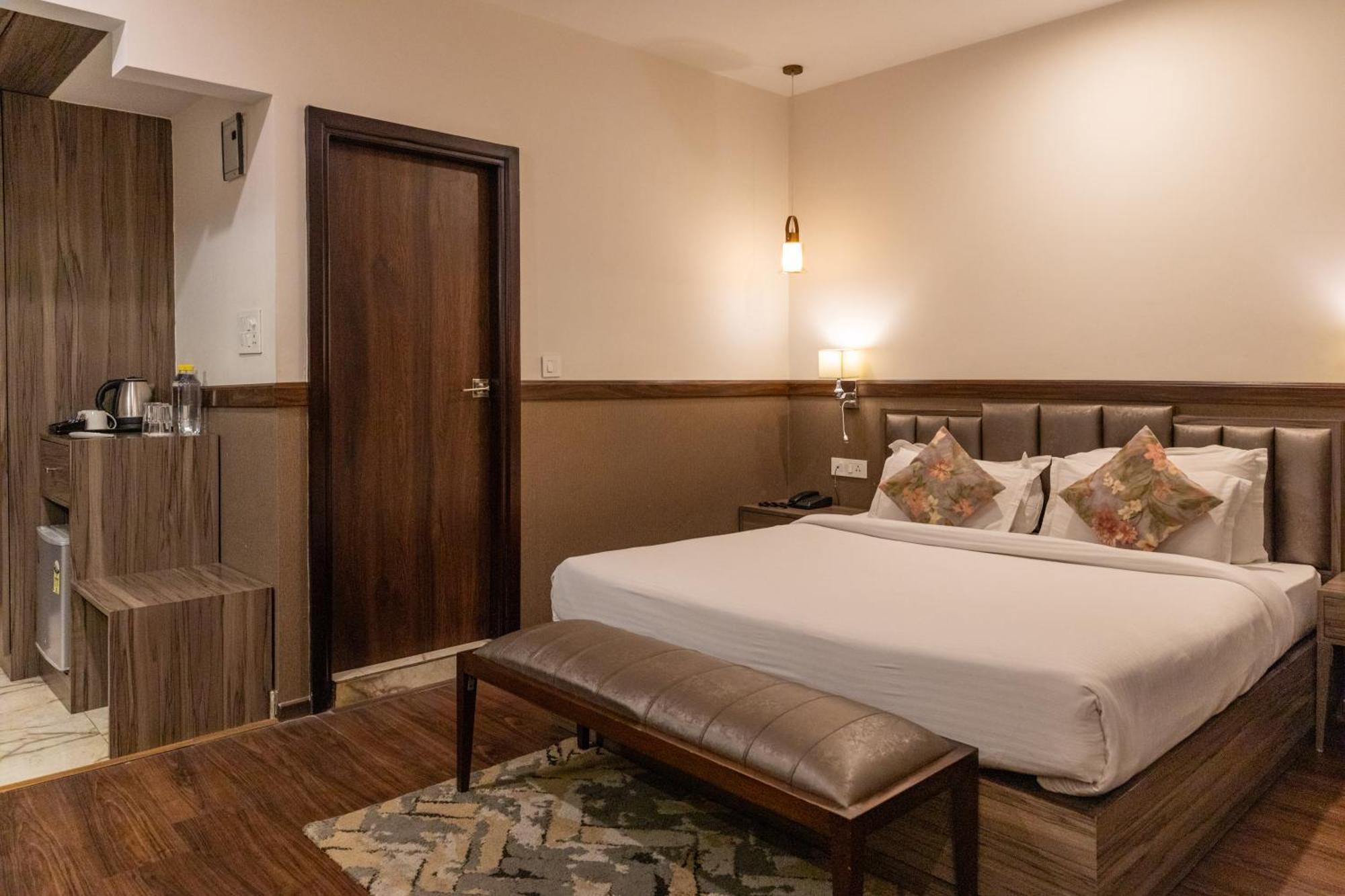 Hotel Alaya Dehradun Buitenkant foto