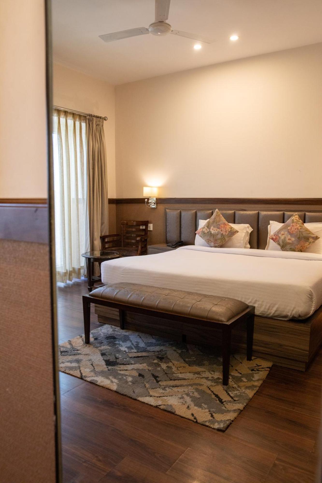 Hotel Alaya Dehradun Buitenkant foto