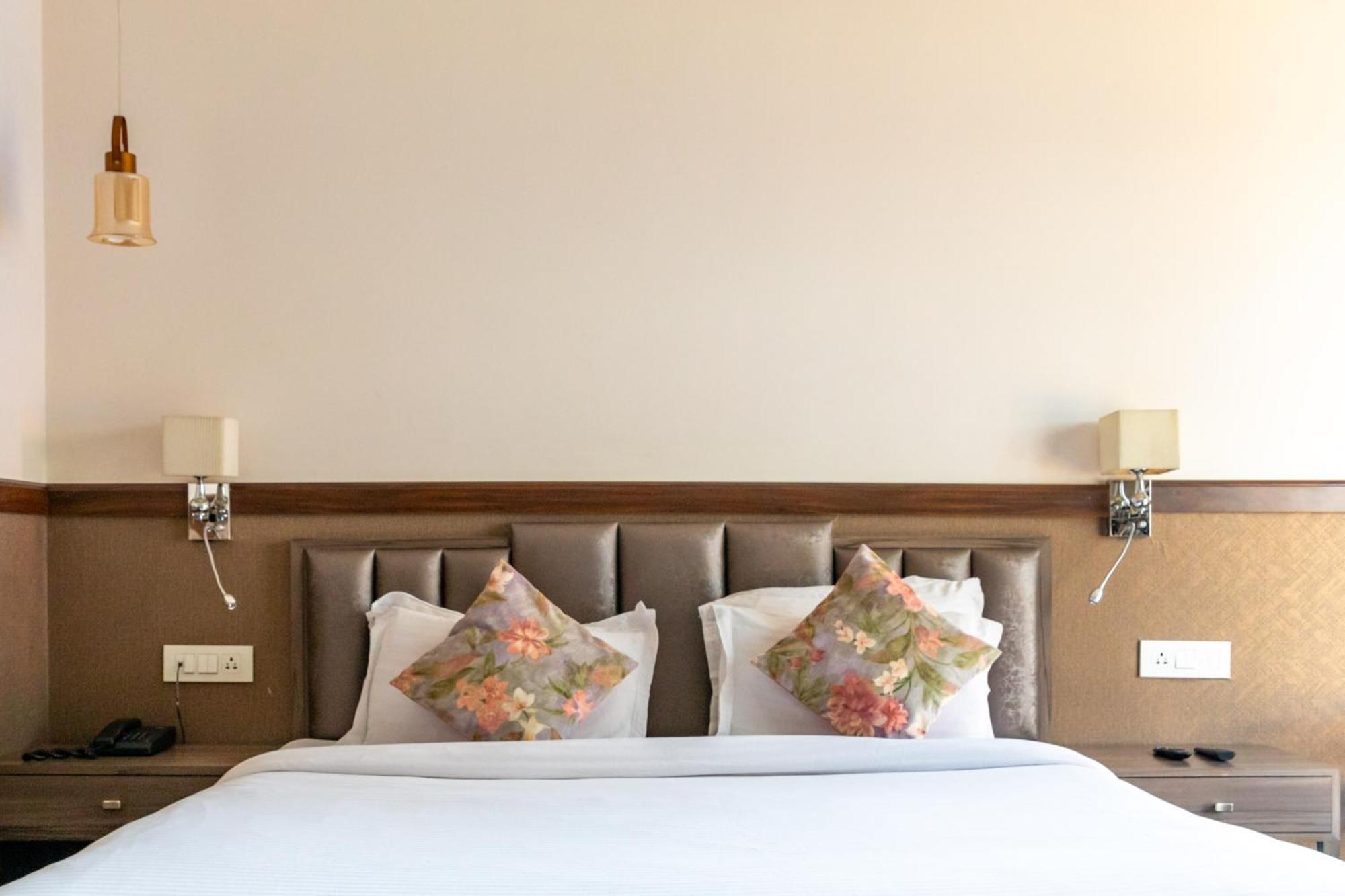 Hotel Alaya Dehradun Buitenkant foto
