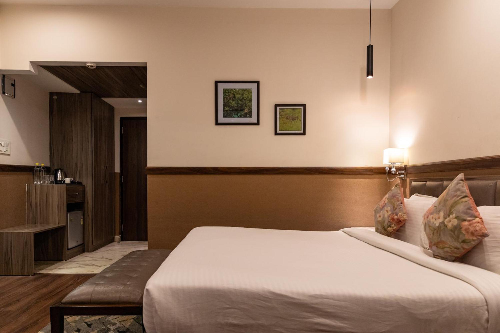 Hotel Alaya Dehradun Buitenkant foto